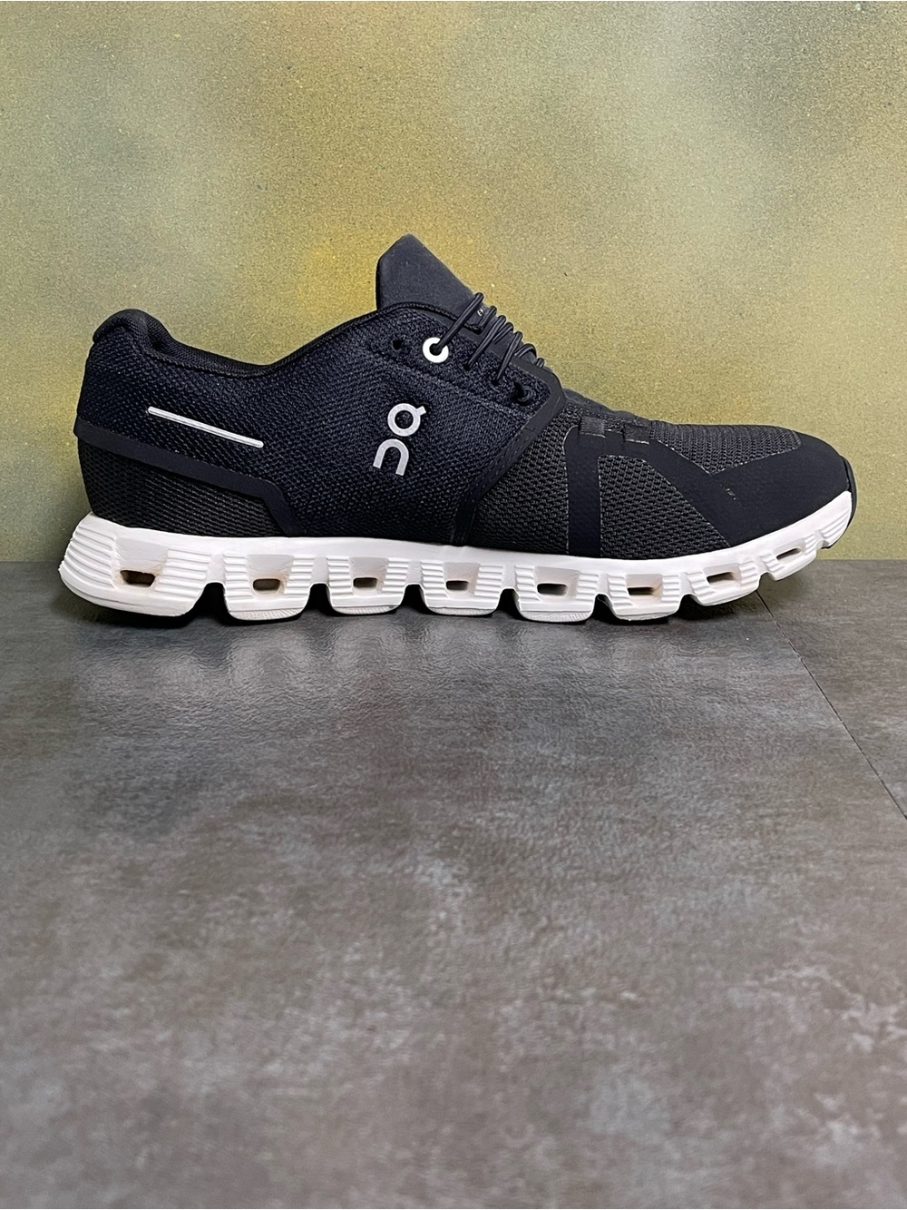 On Cloud 5 Women's Black/White Running Shoes Size 9 - Picture 15 of 16